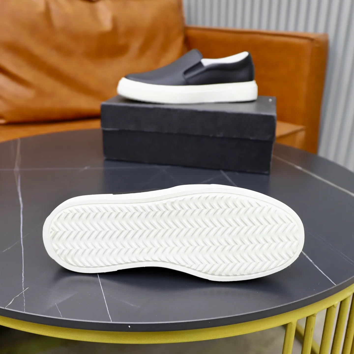Ex-factory price: 420💰🙅‍♂️🙅‍♂️🙅‍♂️ Brand: PRADA Standard code: 38–44 (45 can be customized) Grade: Same as the official website Material: Original cowhide fabric Comfortable pigskin lining Lightweight wear-resistant outsole Style category: Men's fashionable casual shoes and boots Running sports shoes Distinguished luxury brand elements Top luxury Color: actual picture color